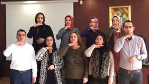 İşaret dilini öğreniyorlar