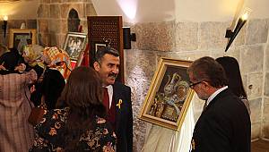 Kardeşinin anısına rölyef ve tablolar yaptı