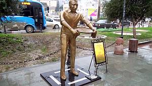 Önce tepsisini çaldılar, şimdi kolunu kırdılar