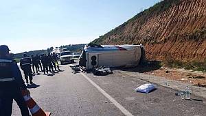 Adana’da seçim midibüsü devrildi: 15 yaralı