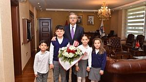 Vali Su, çocukları kabul etti