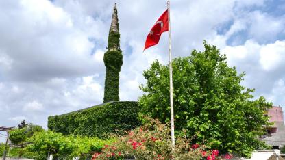 Sarmaşıkla kaplı minaresiyle baharı karşılıyor